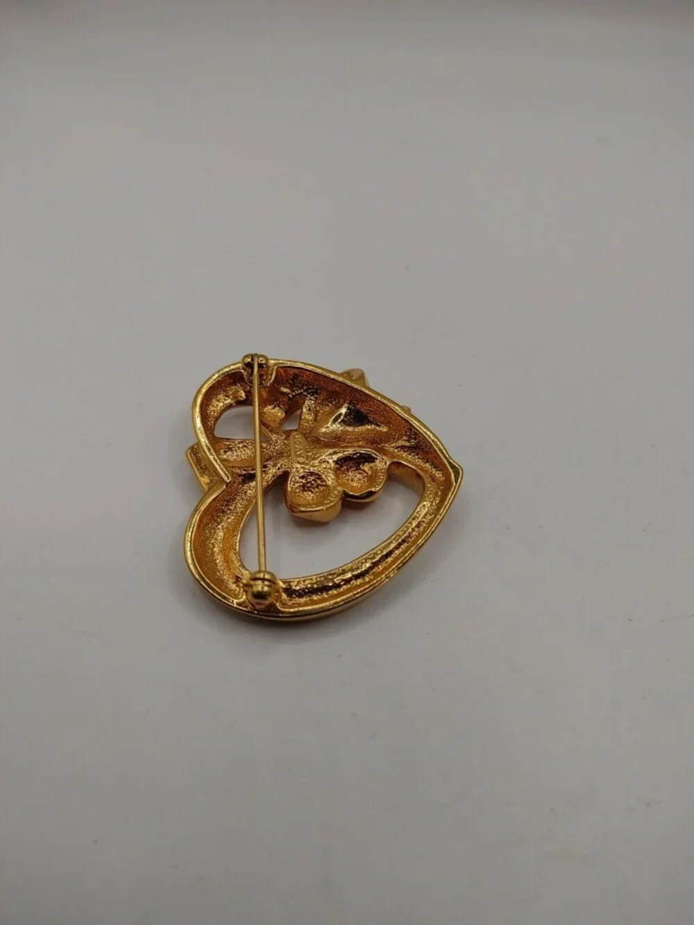 VTG  Brooch/pin  Heart Signed Avon Teal Blue gold tone-in purple tin box